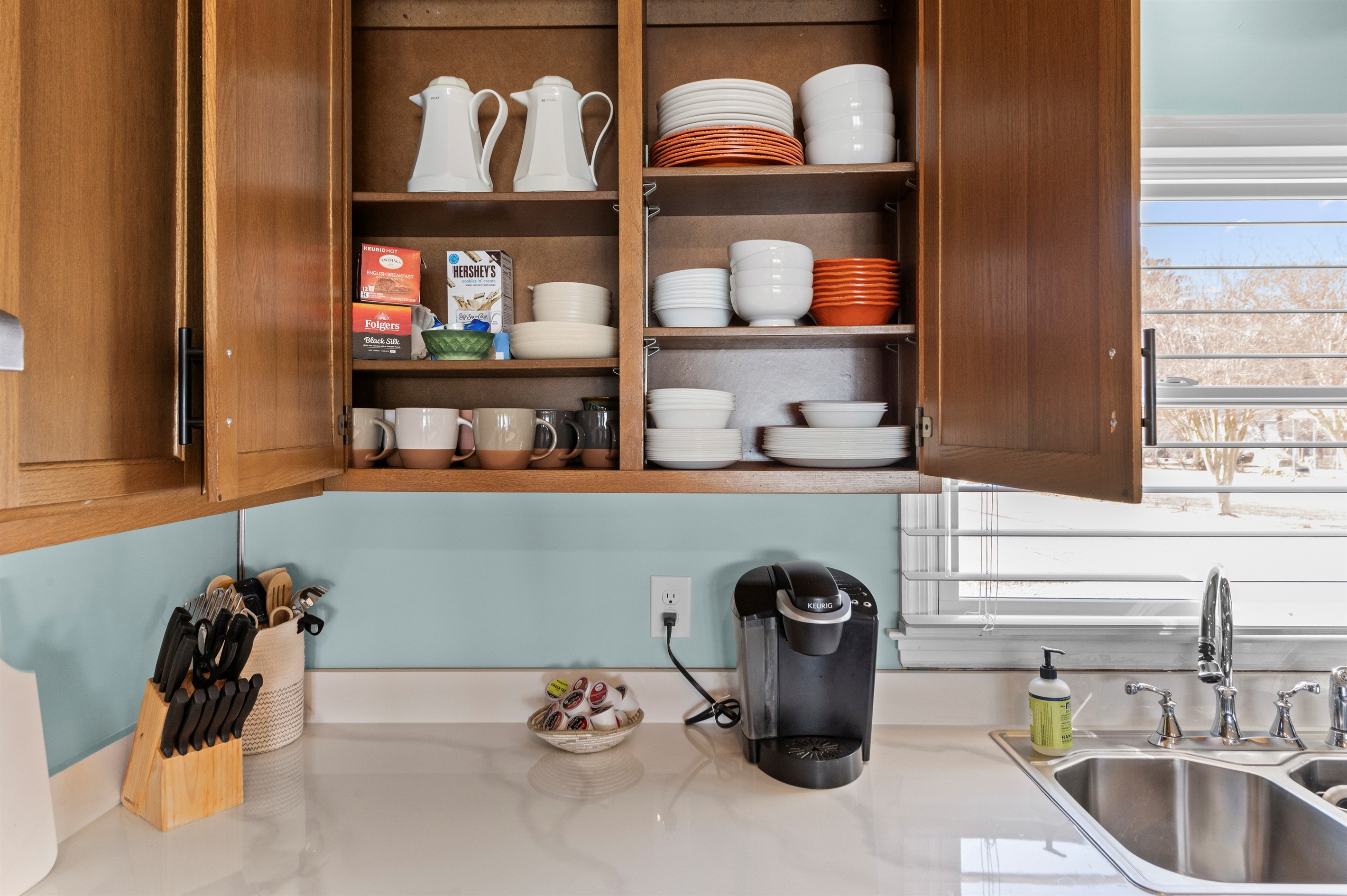 Kitchen Delight: Modern kitchen with sleek finishes, perfect for crafting memorable meals!