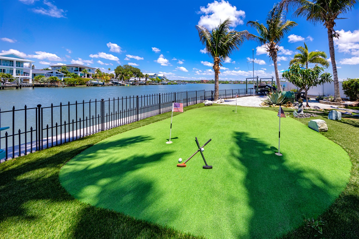 Mini golf/ putting green