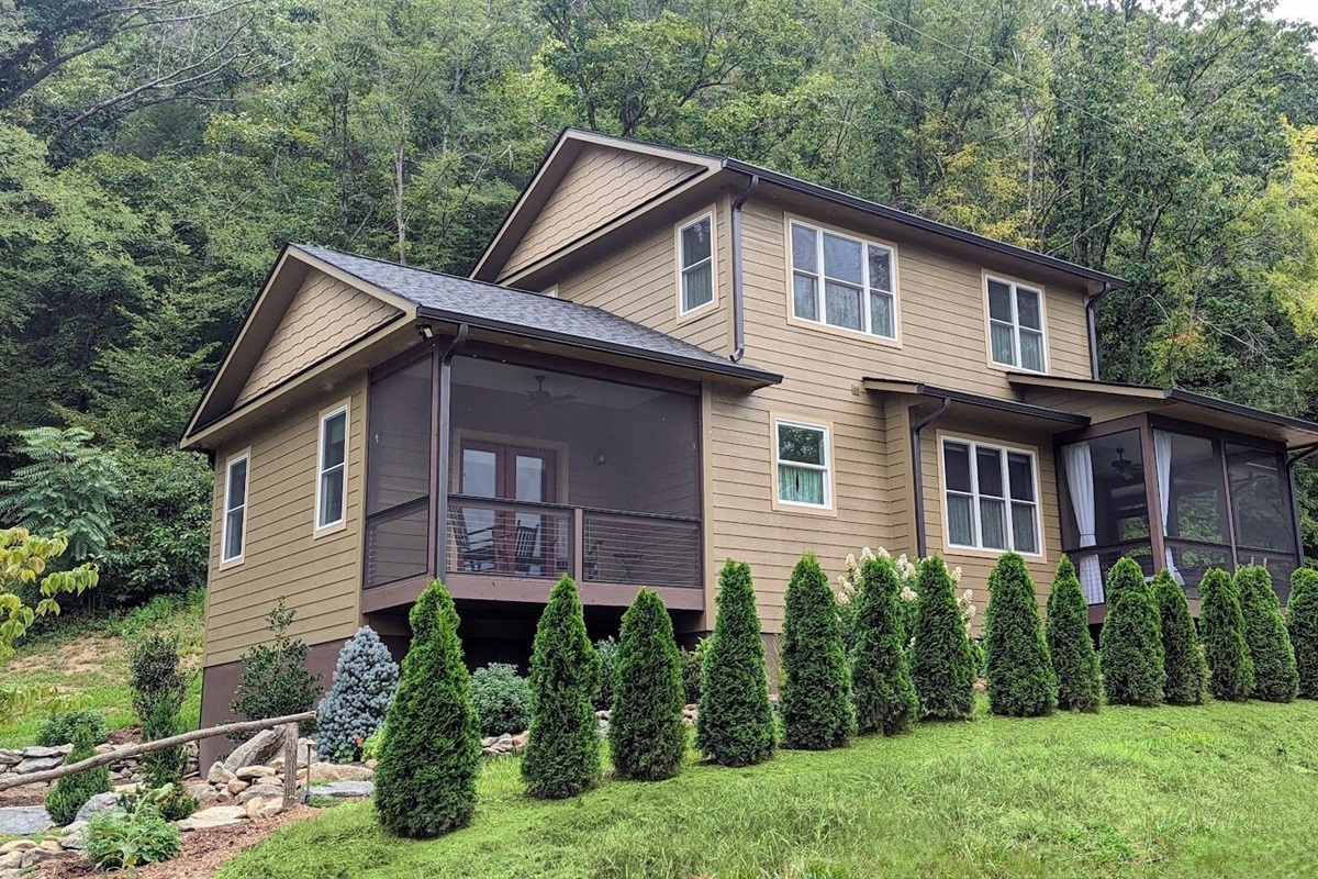 Hello Red Gate! Professionally designed. South facing for a lot of natural light