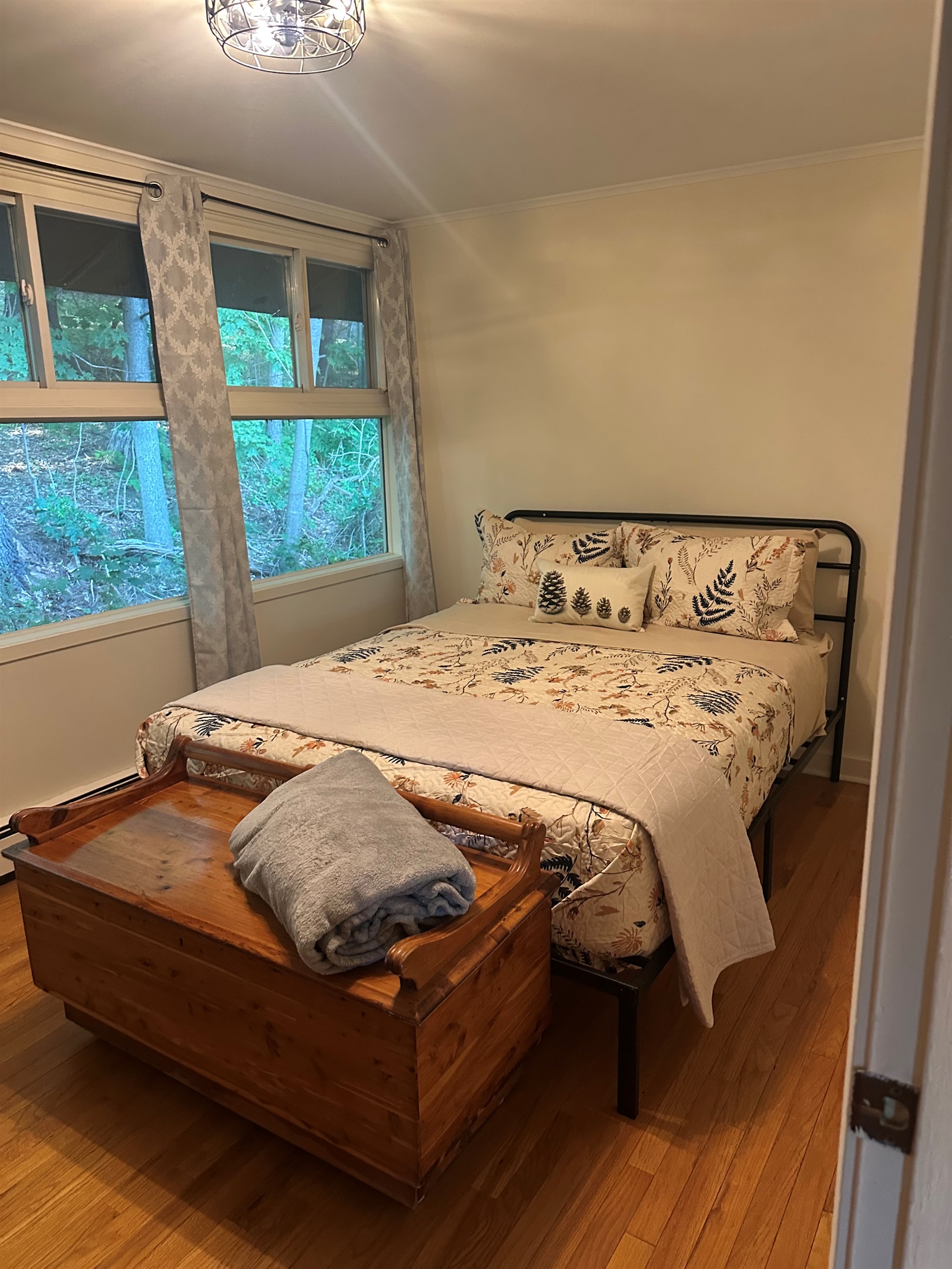Queen bedroom