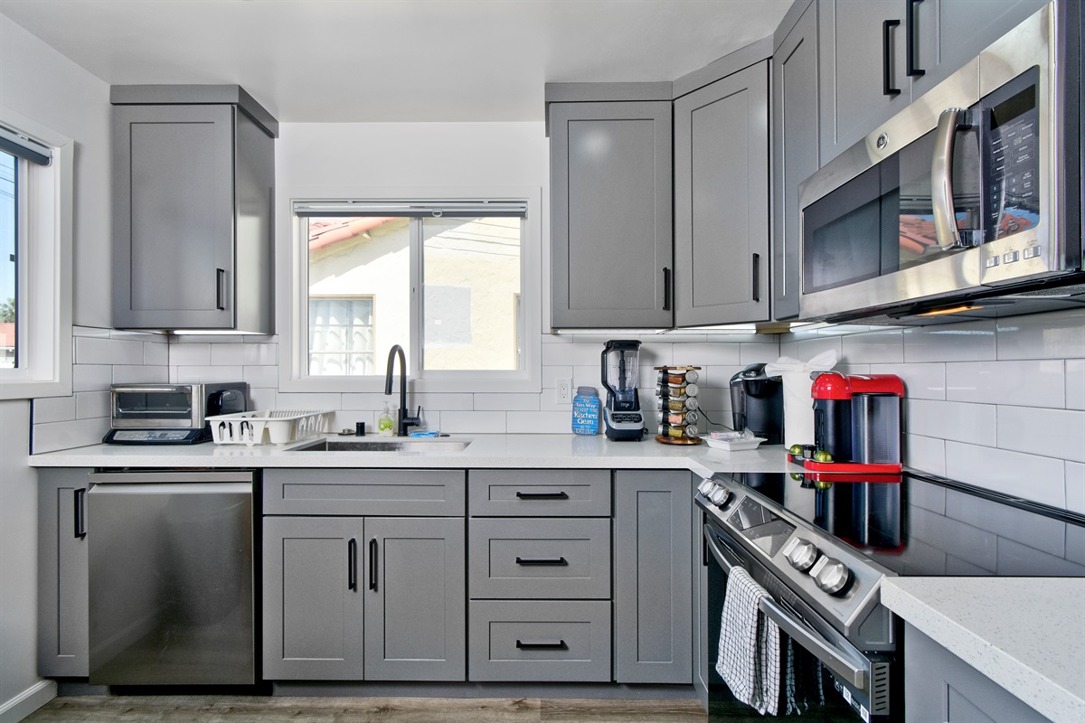 09-1362-shortridge-unit-a-full-kitchen-with-stainless-appliances