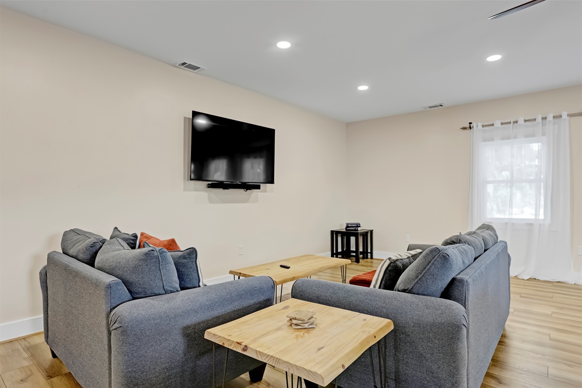 Relax after a day in Savannah with your favorite shows on the sleek flat-screen TV.