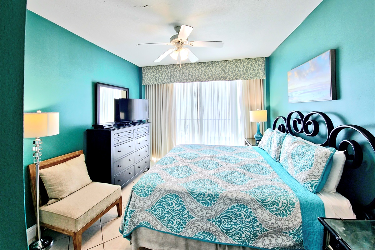 Main bedroom king size bed, flat screen tv, with private balcony access