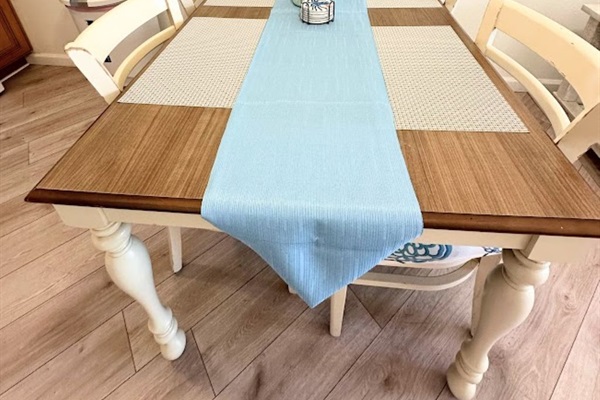 Dining Area Sleeps 4