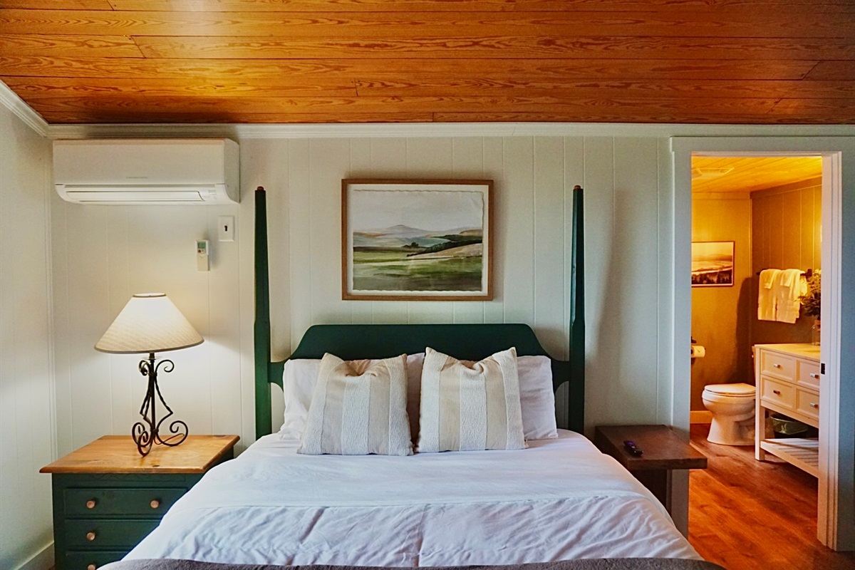 Charming Bedroom: Relax in style with a scenic view and beautifully crafted furnishings!