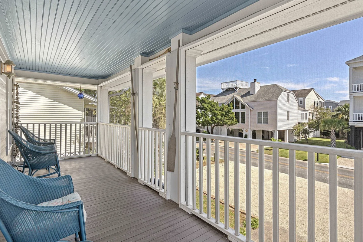 Watch the neighborhood wake up from the porch with your coffee in hand. ⭐