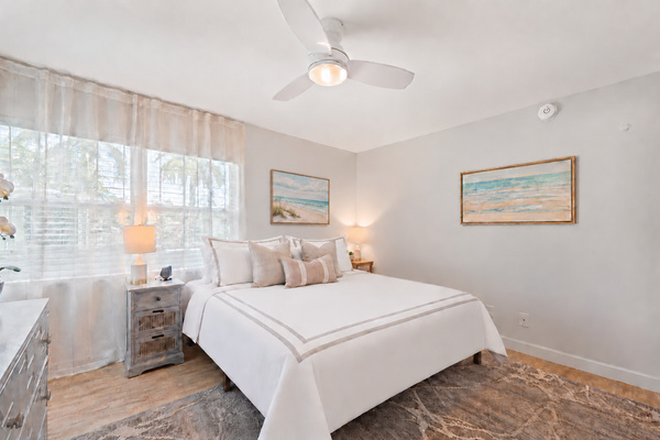King bedroom with a calm, comfortable setting for longer stays.