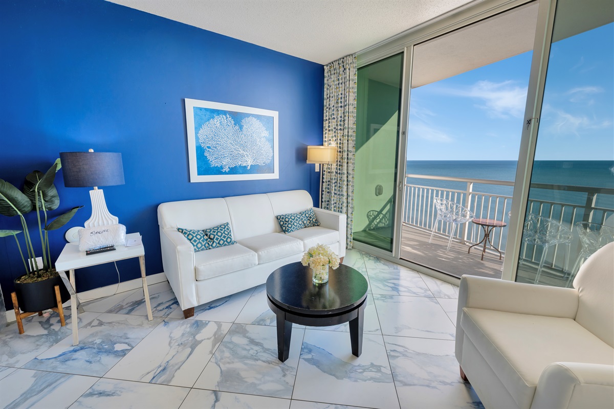 Living Room with Stunning Views🌊☀️