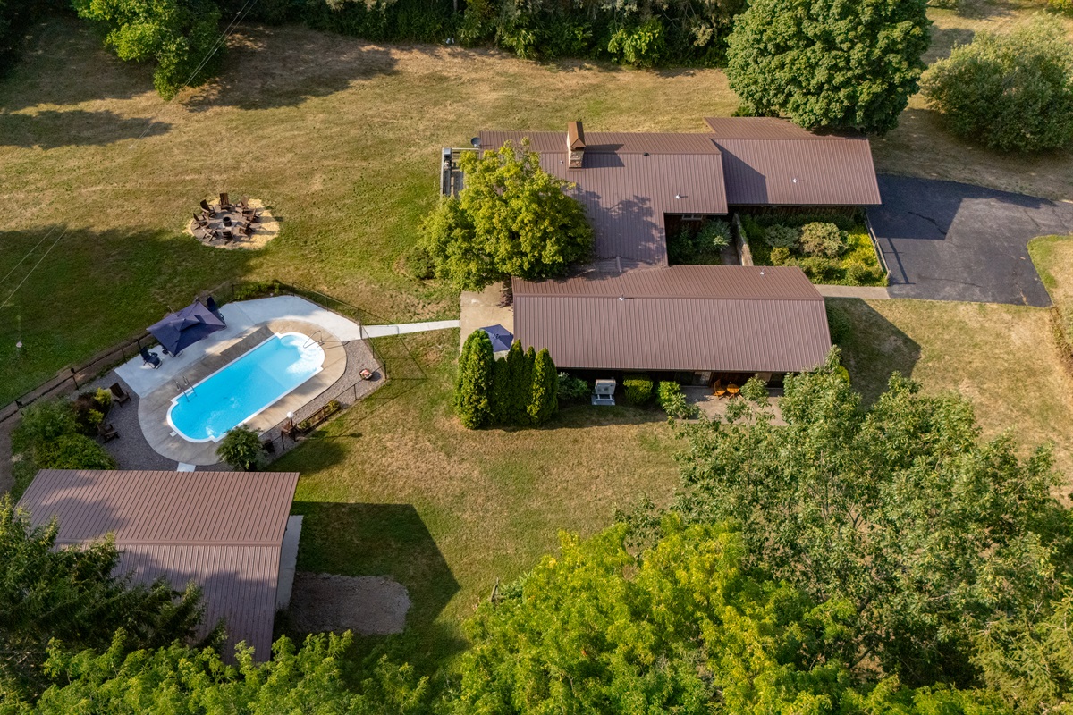 Private countryside retreat with pool, fire pit, and spacious grounds—perfect for relaxing getaways or family gatherings.