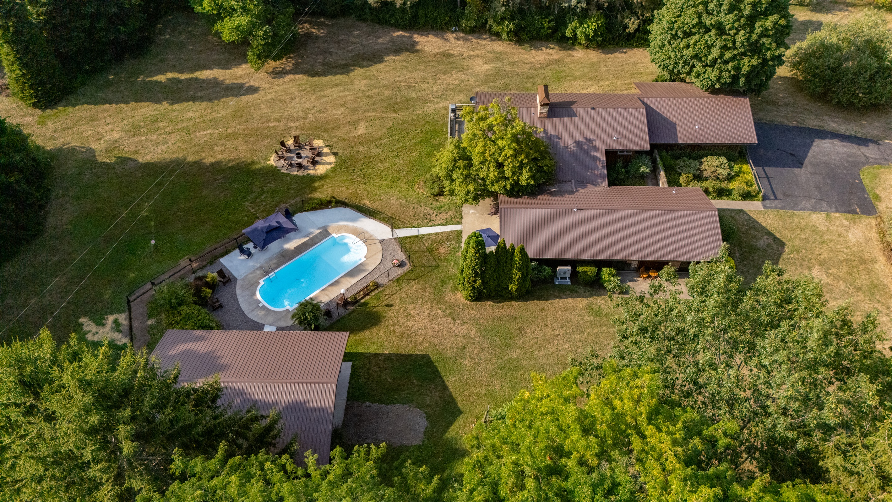 Private countryside retreat with pool, fire pit, and spacious grounds—perfect for relaxing getaways or family gatherings.