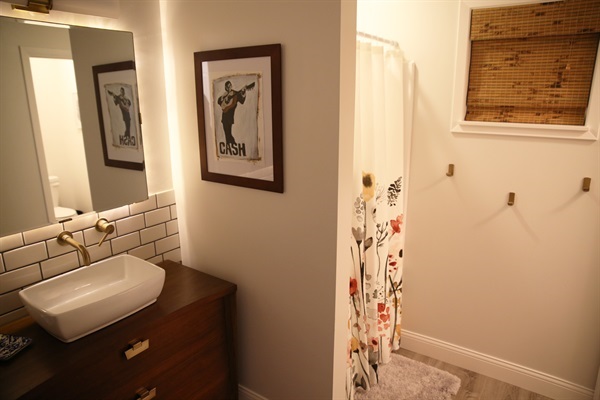 Second Master Bathroom (en suite)