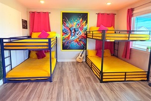 Bunk bedroom with two queen beds + two full beds