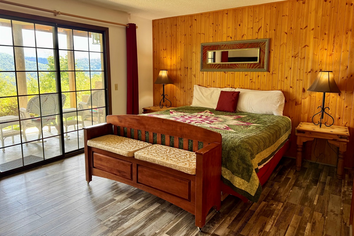 CHRISTMAS KING BEDROOM DOWNSTAIRS VIEW