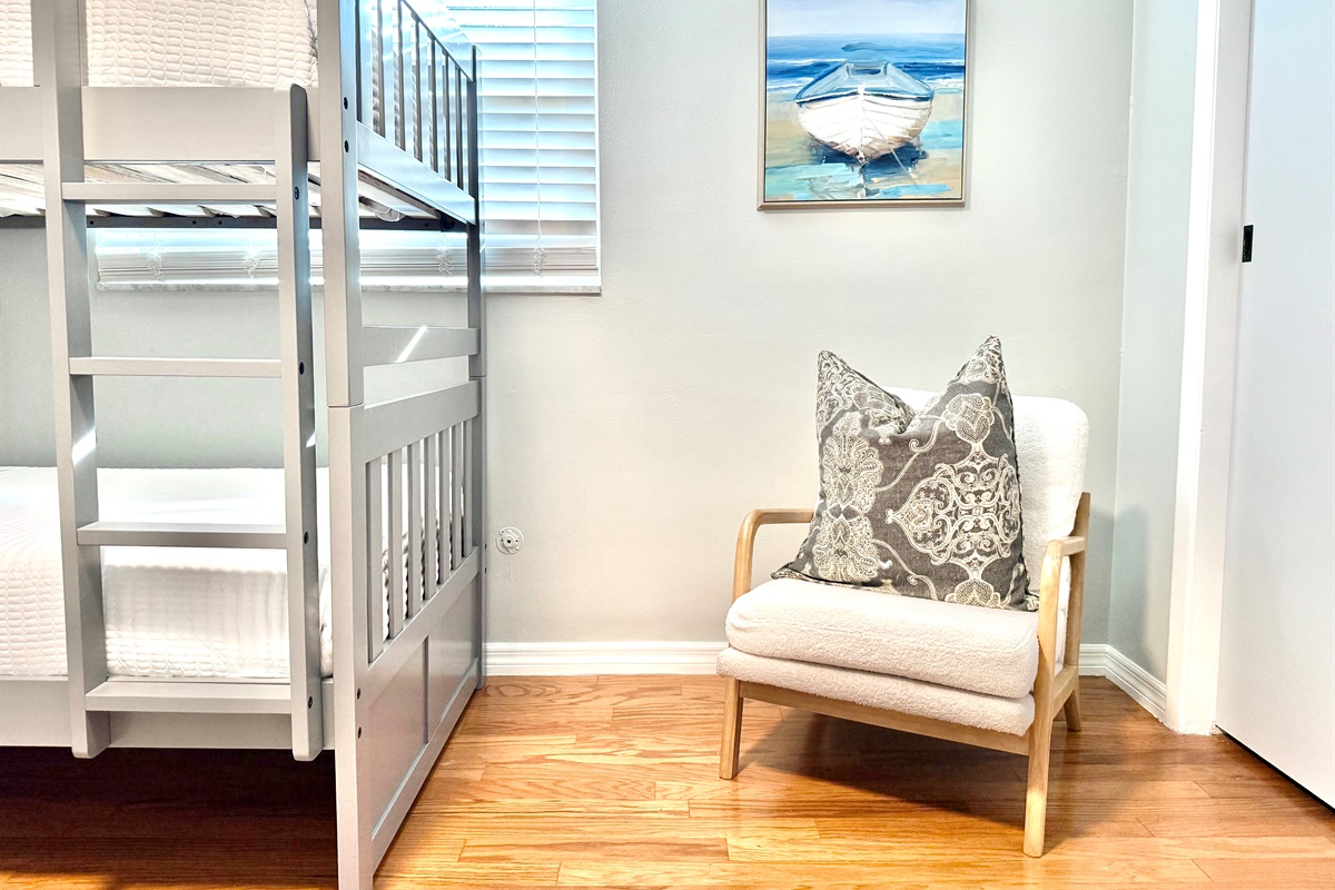 Comfortable, practical, and stylish, this room features two sets of sturdy twin bunk beds ideal for large groups.
