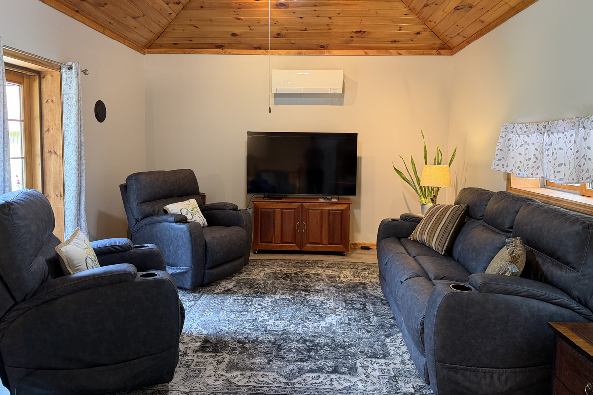 Great room with vaulted ceilings and SmartTV