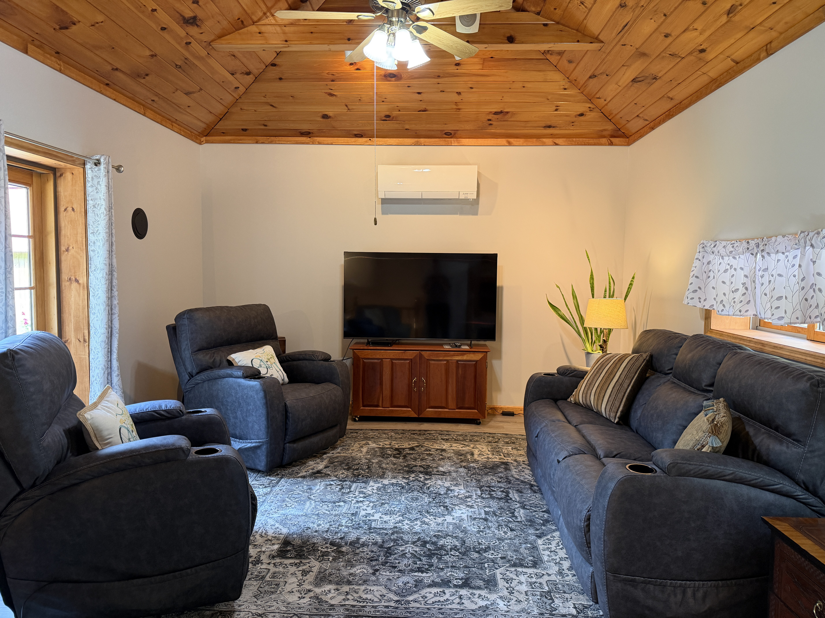 Great room with vaulted ceilings and SmartTV