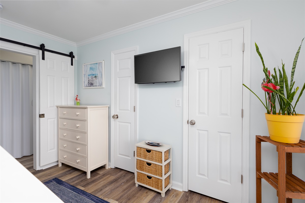 2nd bedroom also features TV, dresser, and side table 
