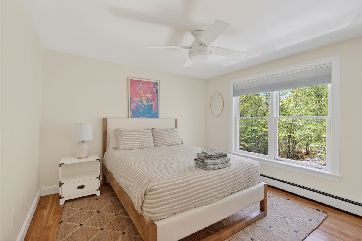 2nd floor queen bed