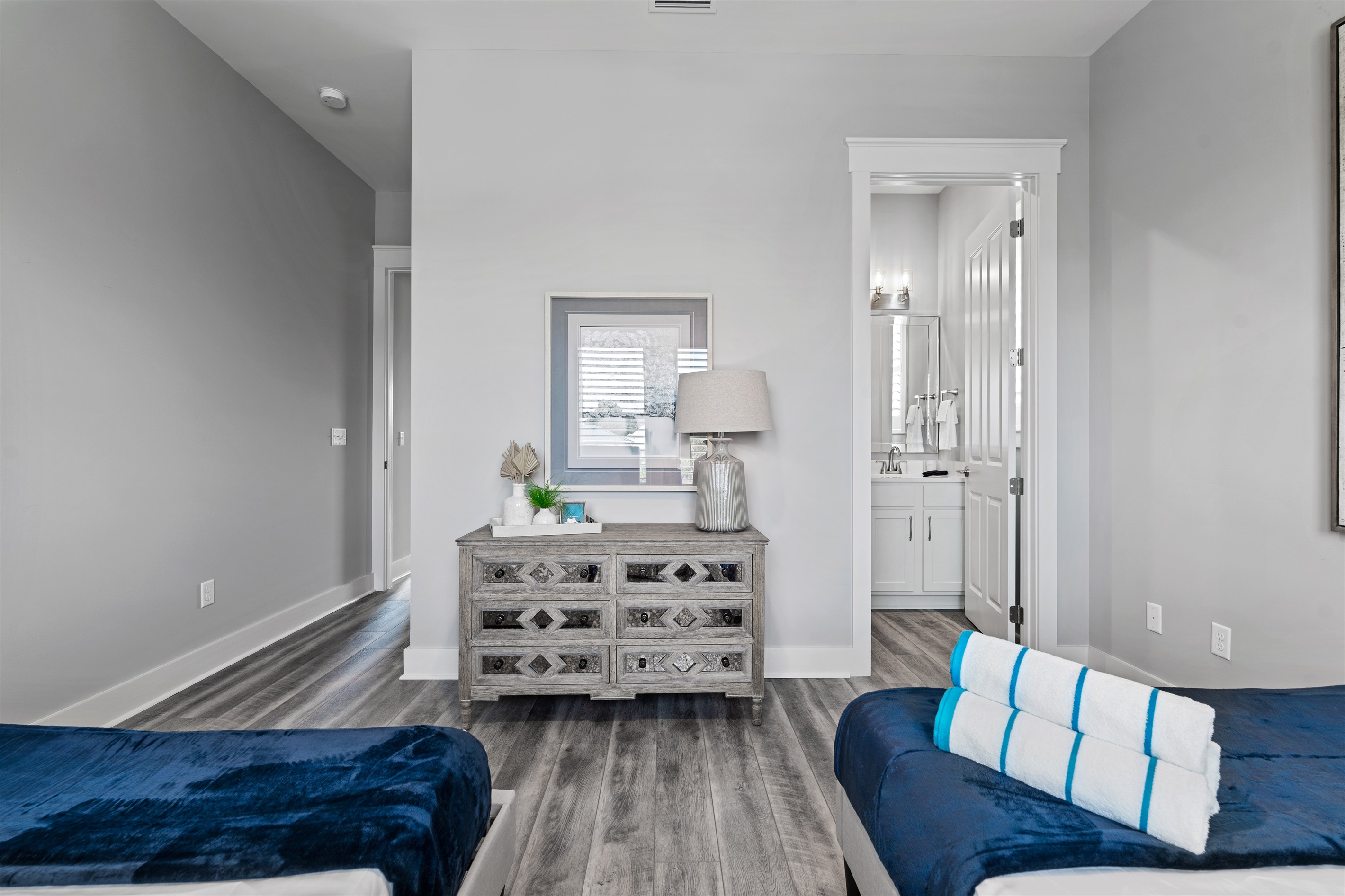 2 Queen Bedroom with en Suite Bathroom