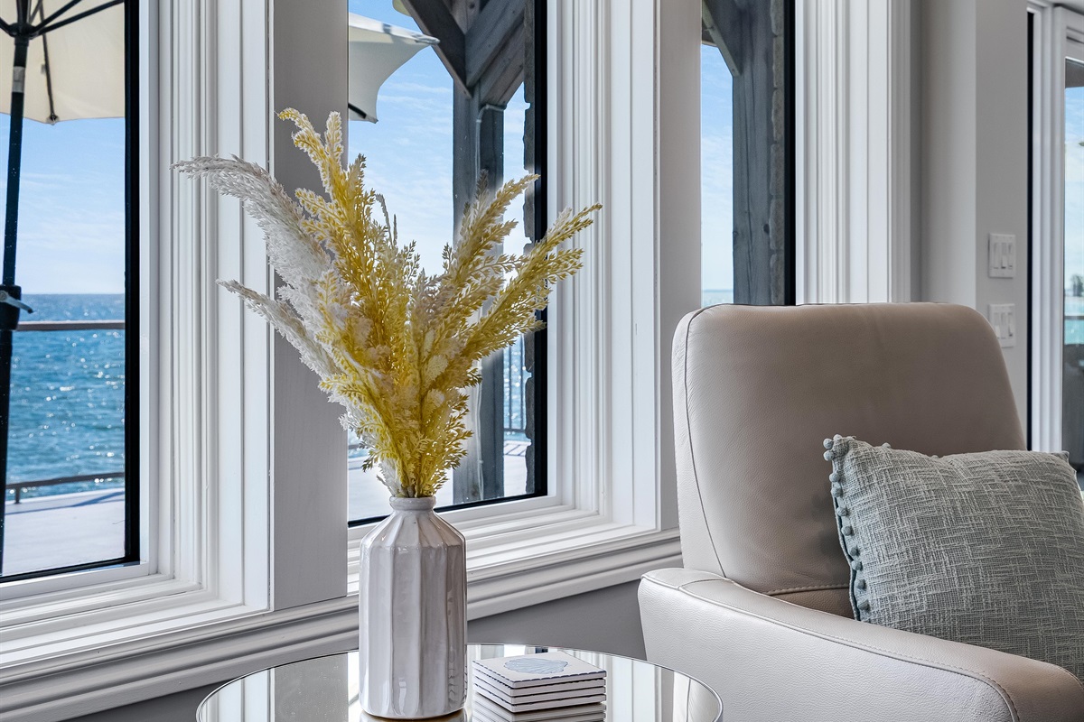 A lounge where daylight lingers.