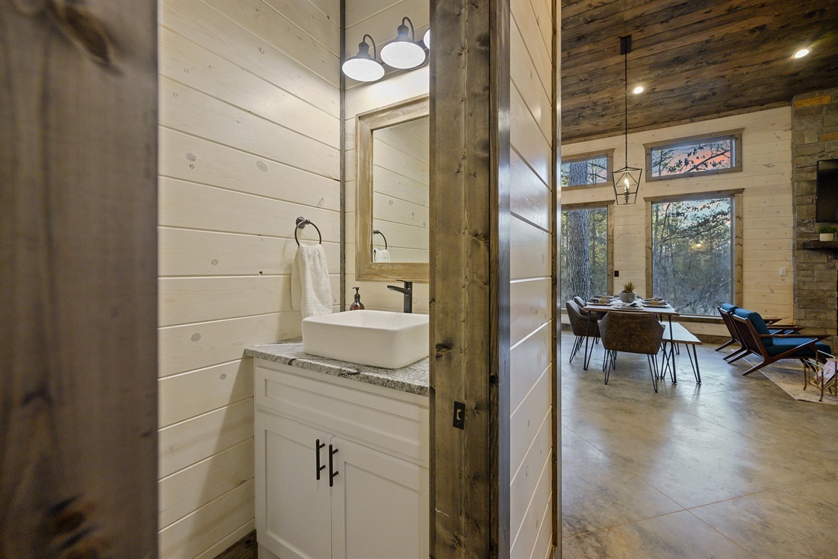 Fresh, bright, and thoughtfully stocked. Rinse off after the hot tub, refresh for dinner, and enjoy spa-like touches that make getting ready feel easy.