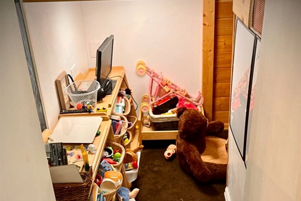 Mama Bear's Little Cub Den is a play area for little ones with toys, chalk board, white boards, own DVD player with earphones and favorite movies and even a Mama Bear with her cubs to snuggle up to.