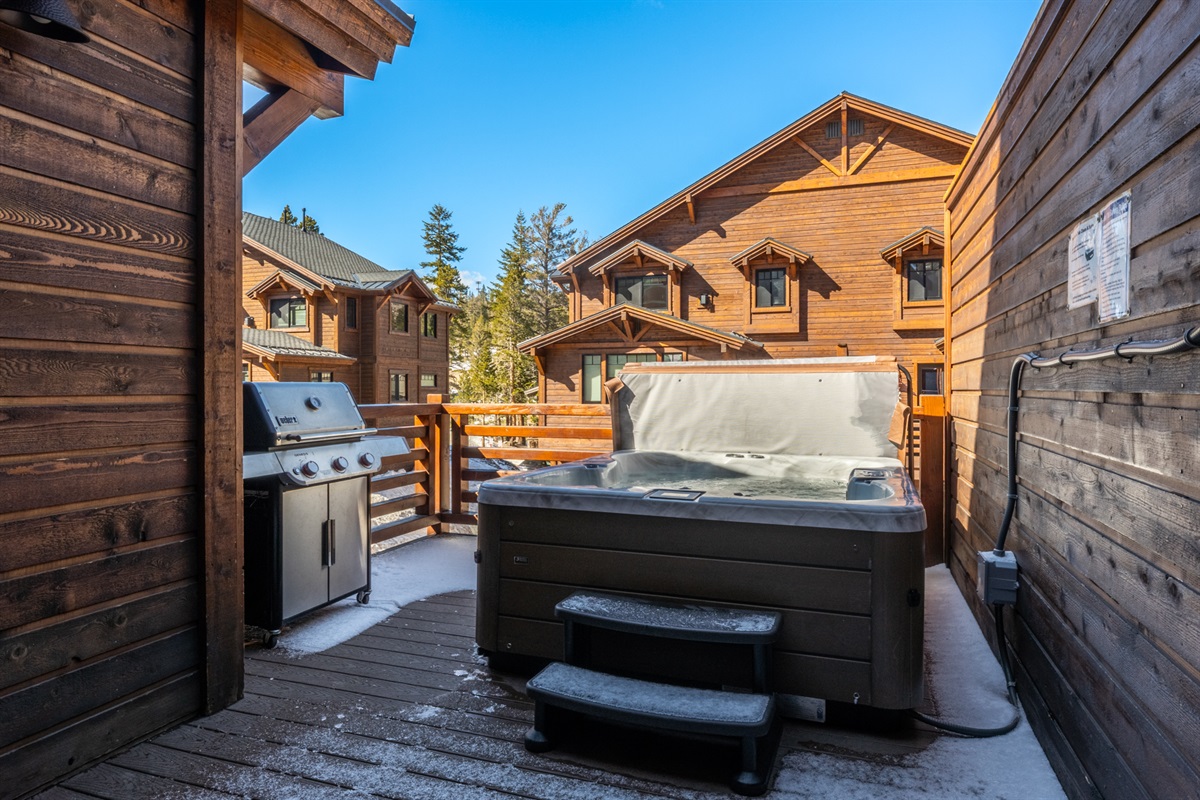 Step outside to the private balcony, where you can fire up the grill for an easy mountain supper or relax in the tub after a full day of skiing, hiking, or exploring Mammoth.