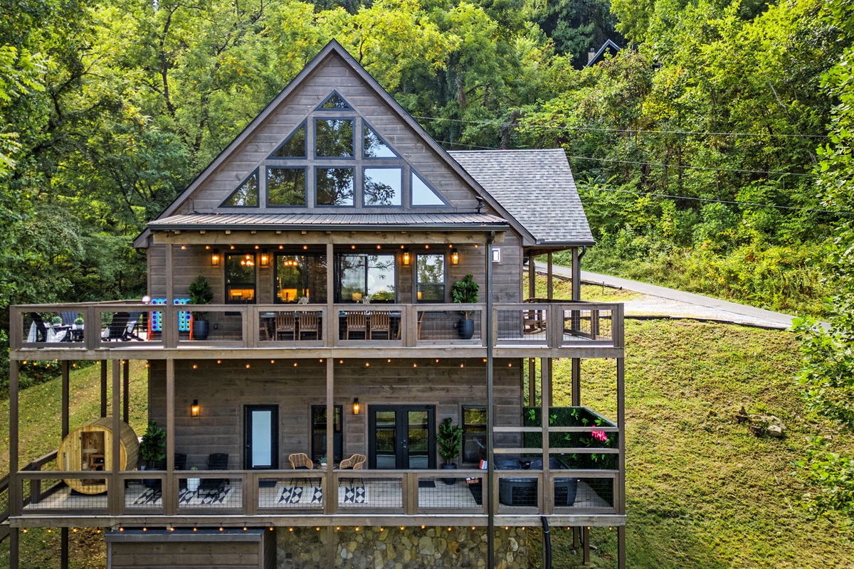 ✨ Three stories of mountain magic, twinkle lights included. Game night, stargazing, sauna sessions... repeat daily.
