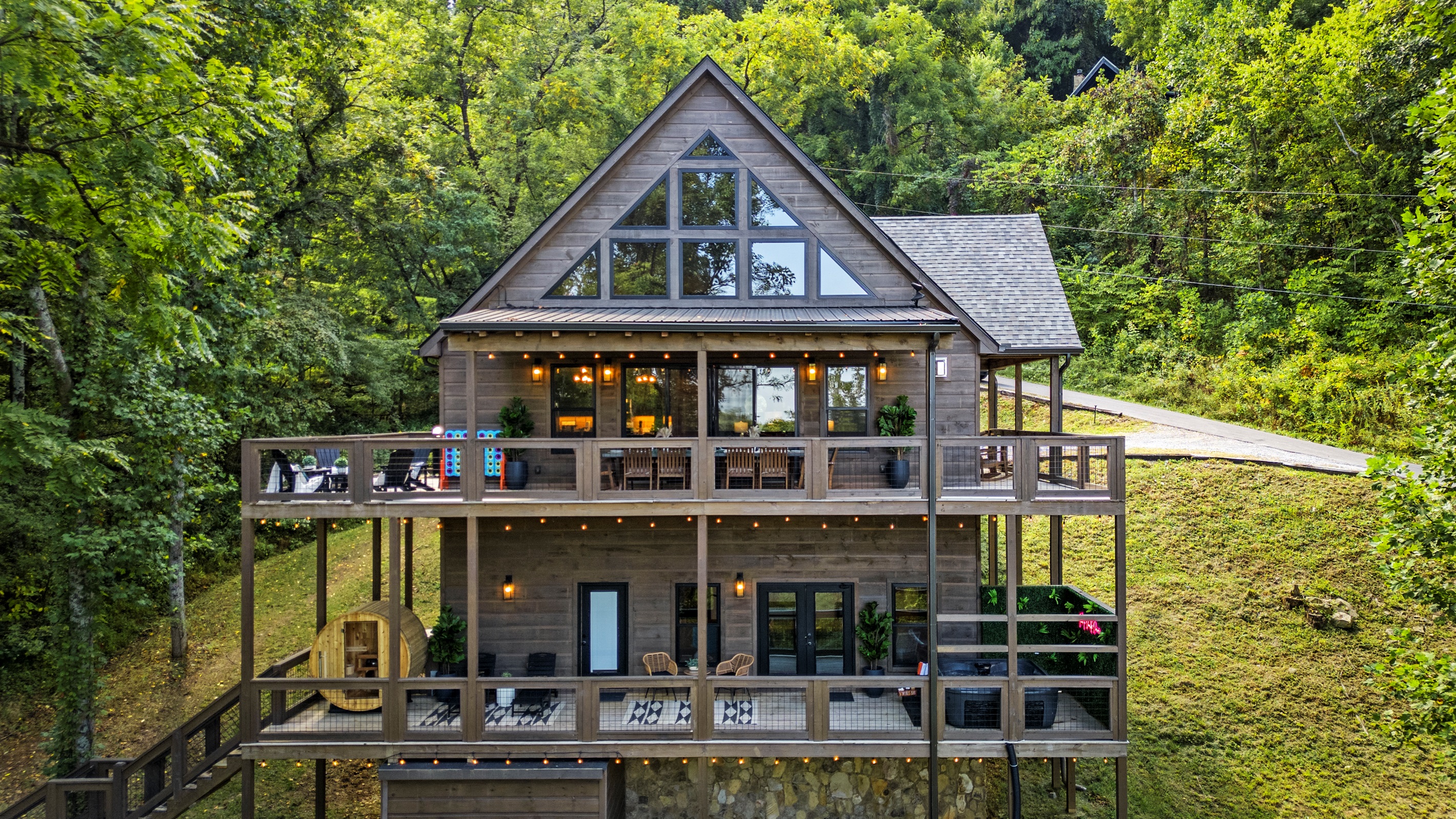 ✨ Three stories of mountain magic, twinkle lights included. Game night, stargazing, sauna sessions... repeat daily.