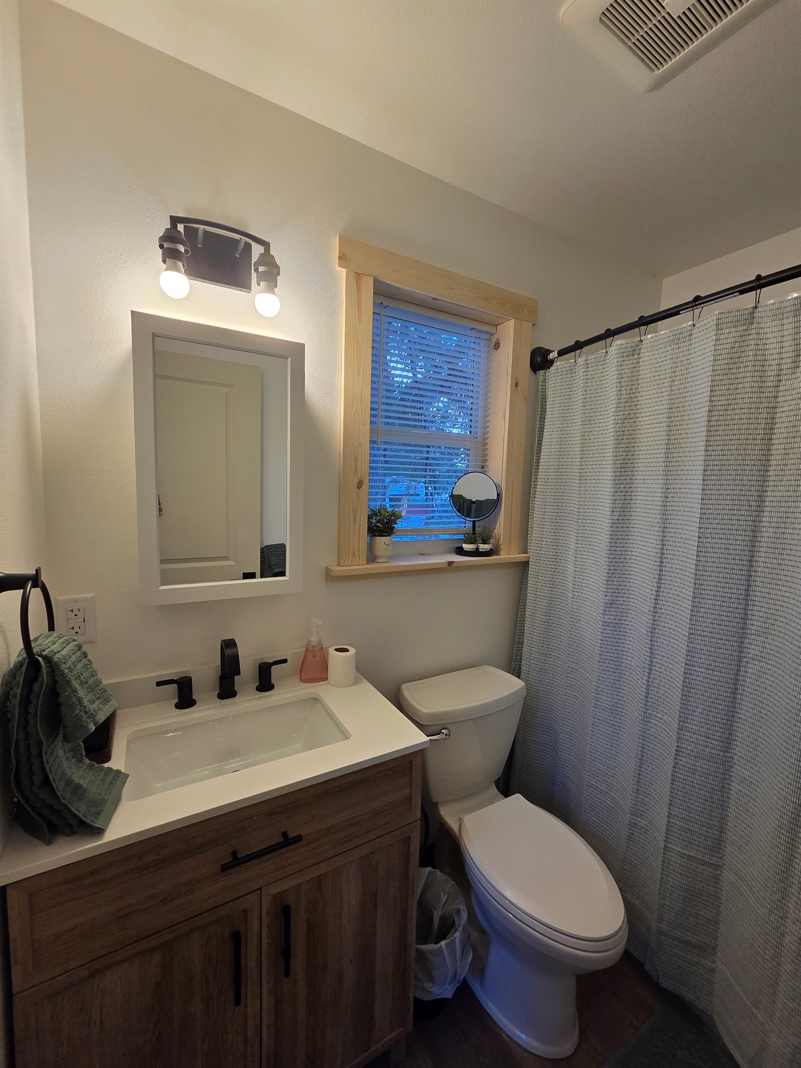Bathroom includes vanity, toilet, and shower/tub combo.