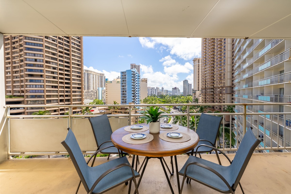 Large lanai with table/seating to enjoy the tropical tradewinds