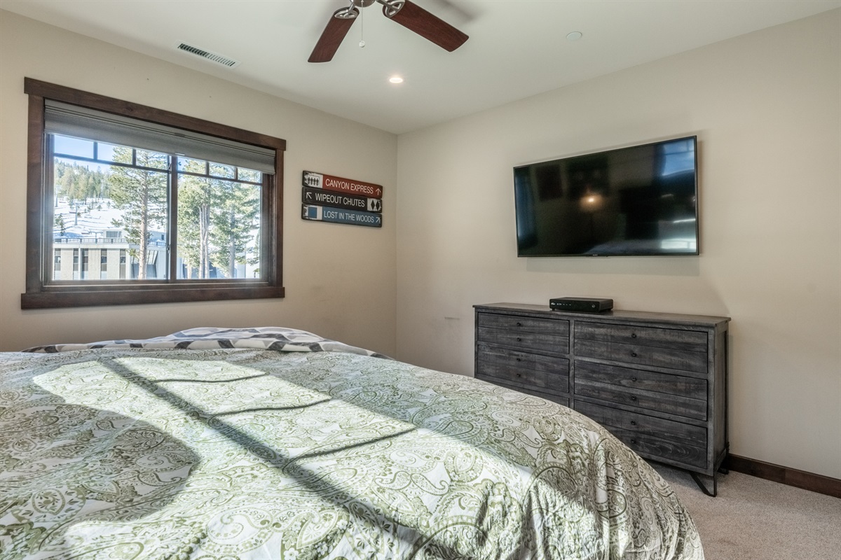Wake up to postcard-worthy views of Canyon Lodge and the Village gondola gliding by—because this bedroom doesn’t just sleep well, it looks good doing it.