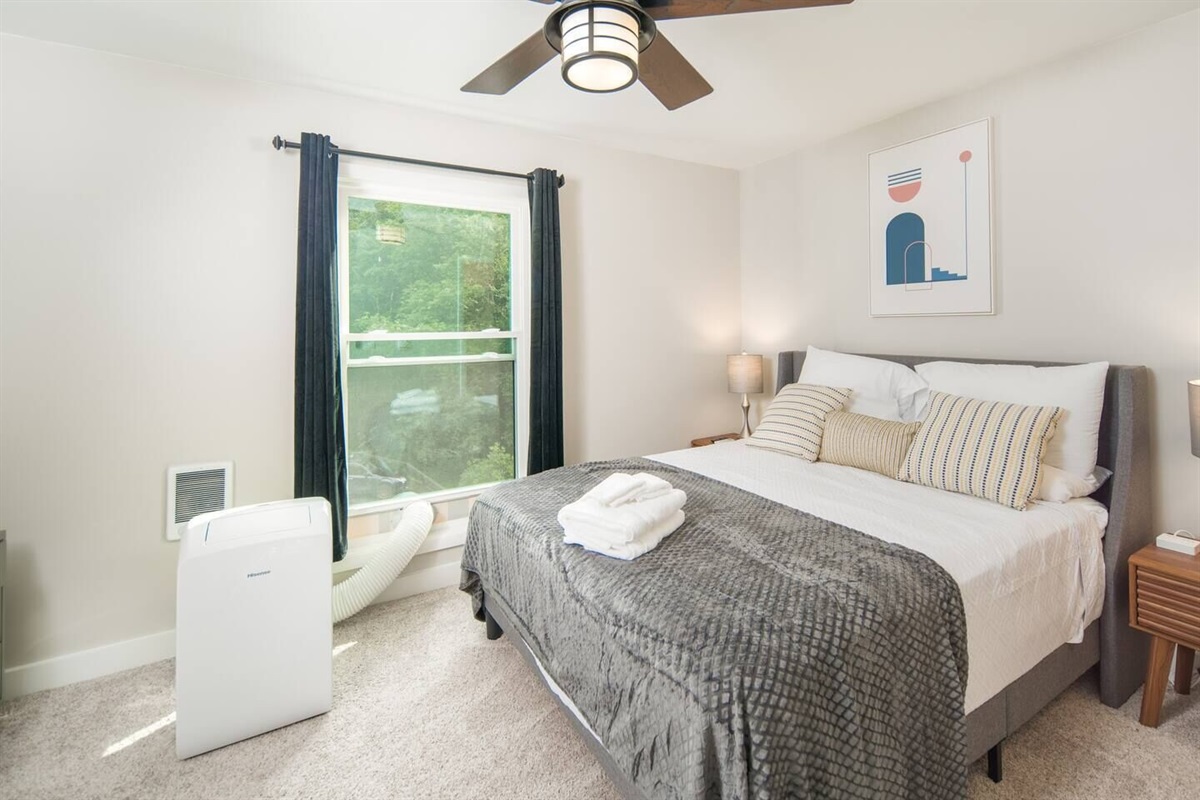 Unit 6: Bedroom #3 (Queen) Includes Roku TV (Hulu+, ESPN+, & Disney+)