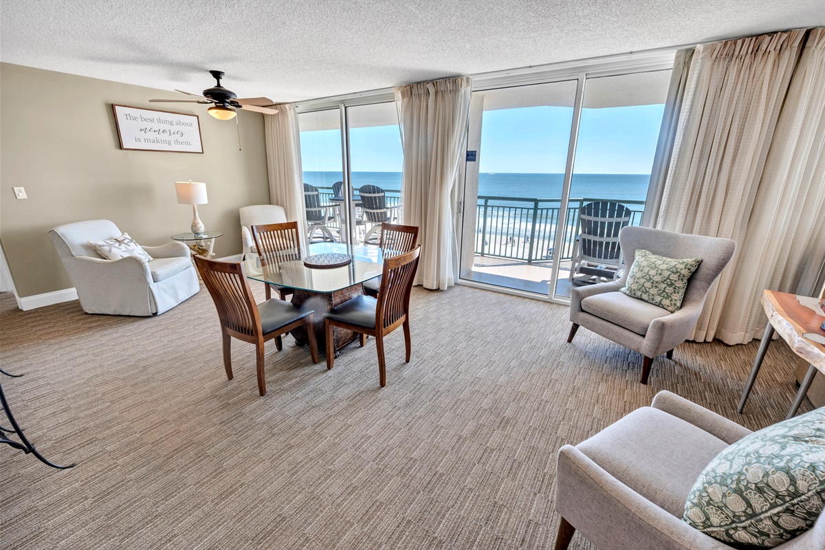 Amazing Living Room with Stunning Views🌊☀️