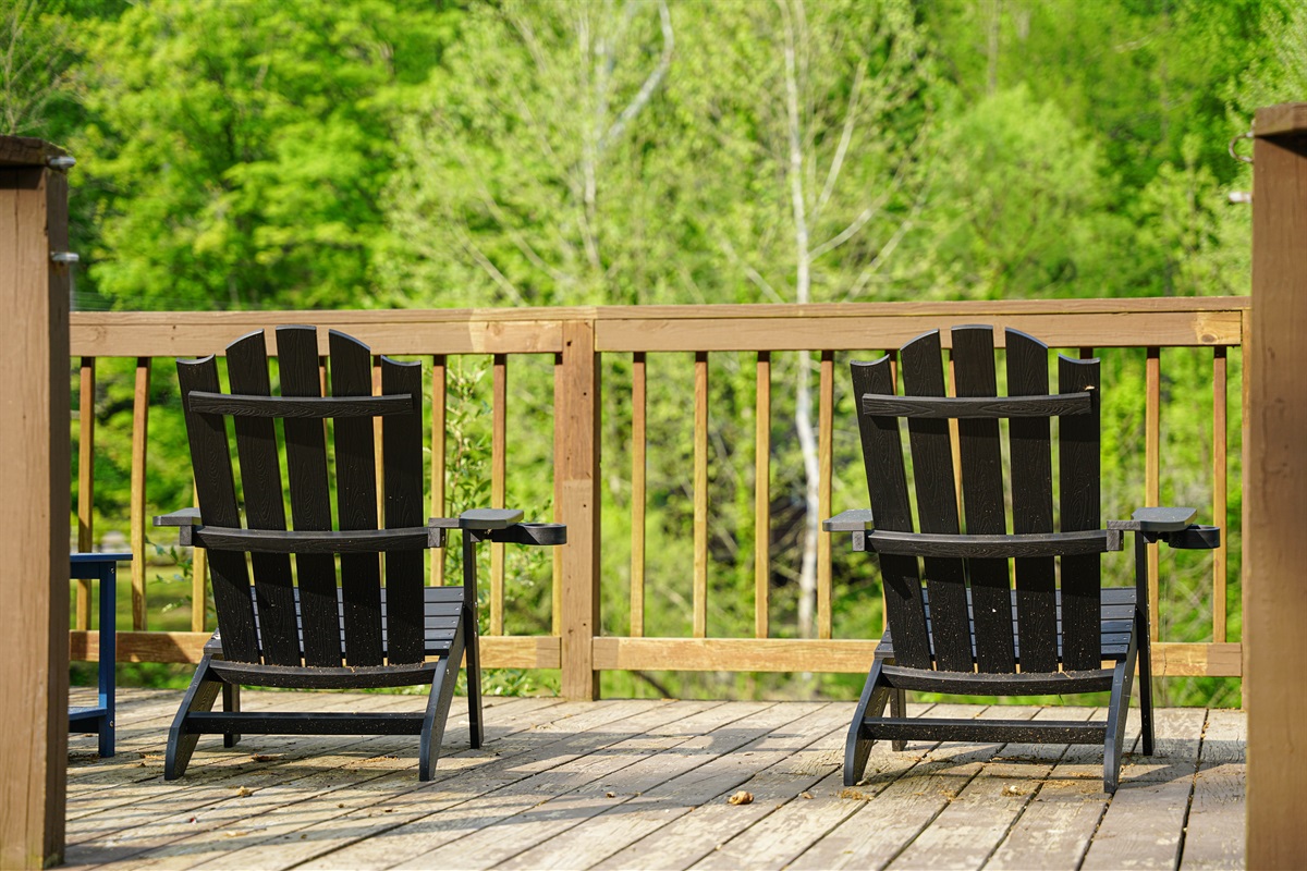 Great spot on the river to relax. This is a shared deck just up the road. 