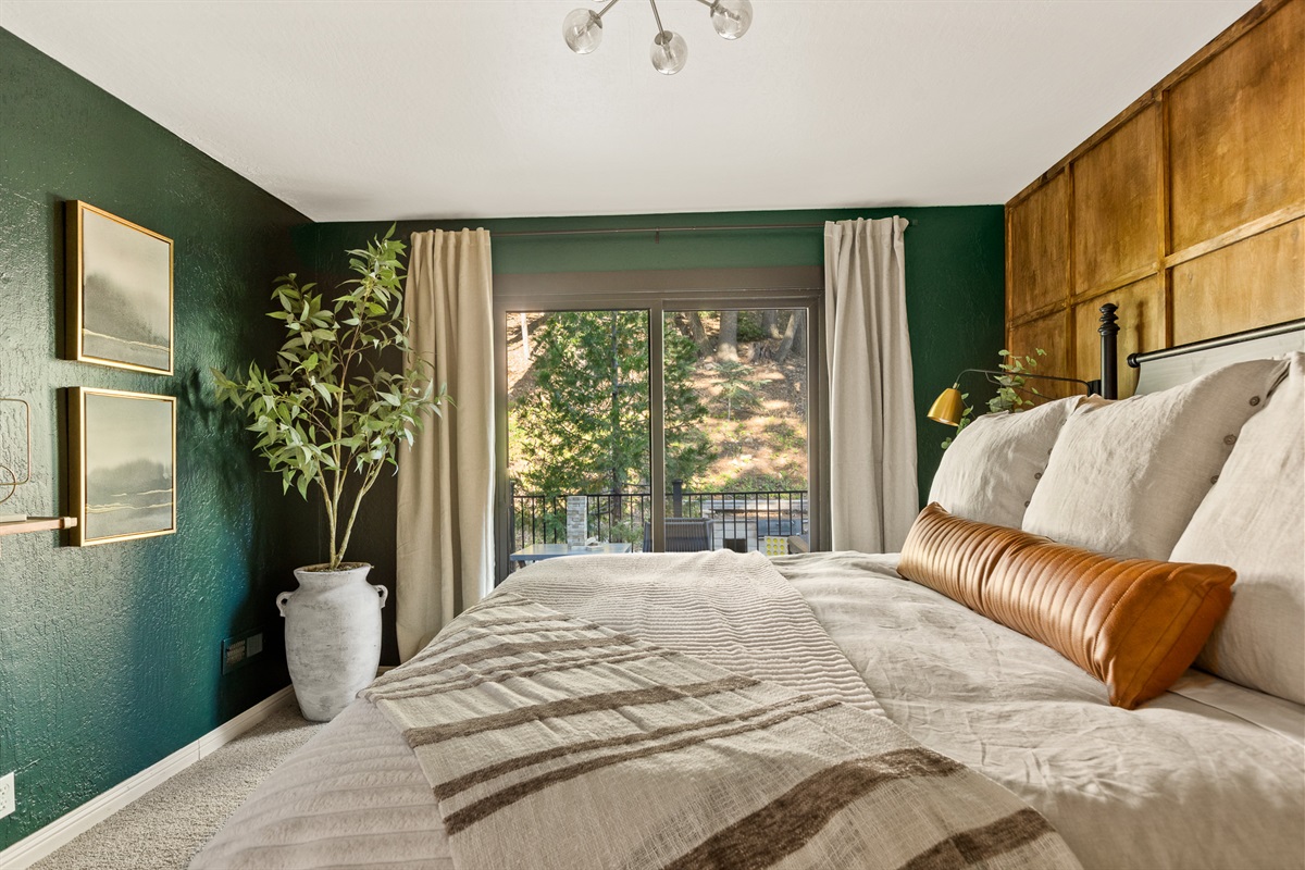 Bedroom 1: Nestle in on a luxurious firm king-sized foam bed after a long day, then wake up to the serene view of Lake Arrowhead and the invigorating mountain air.