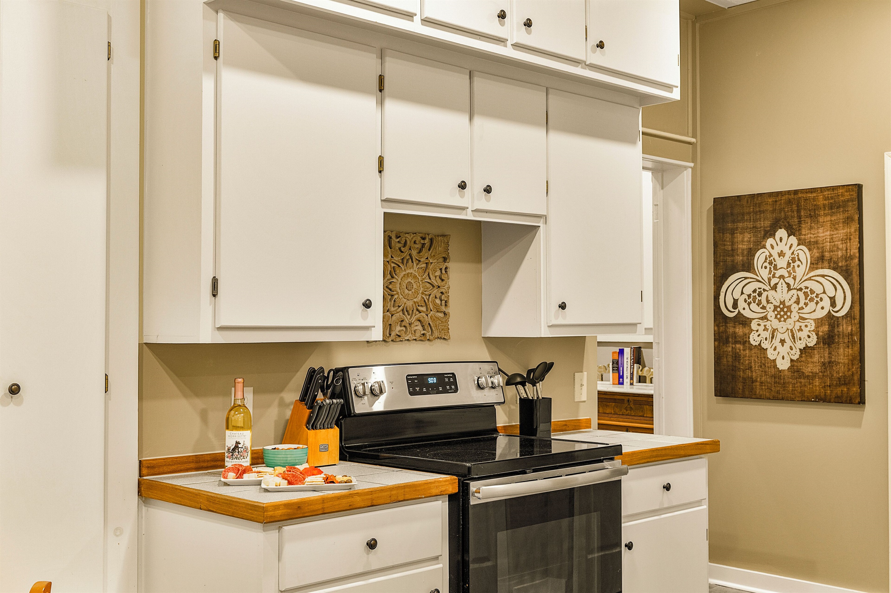 Additional full kitchen downstairs
