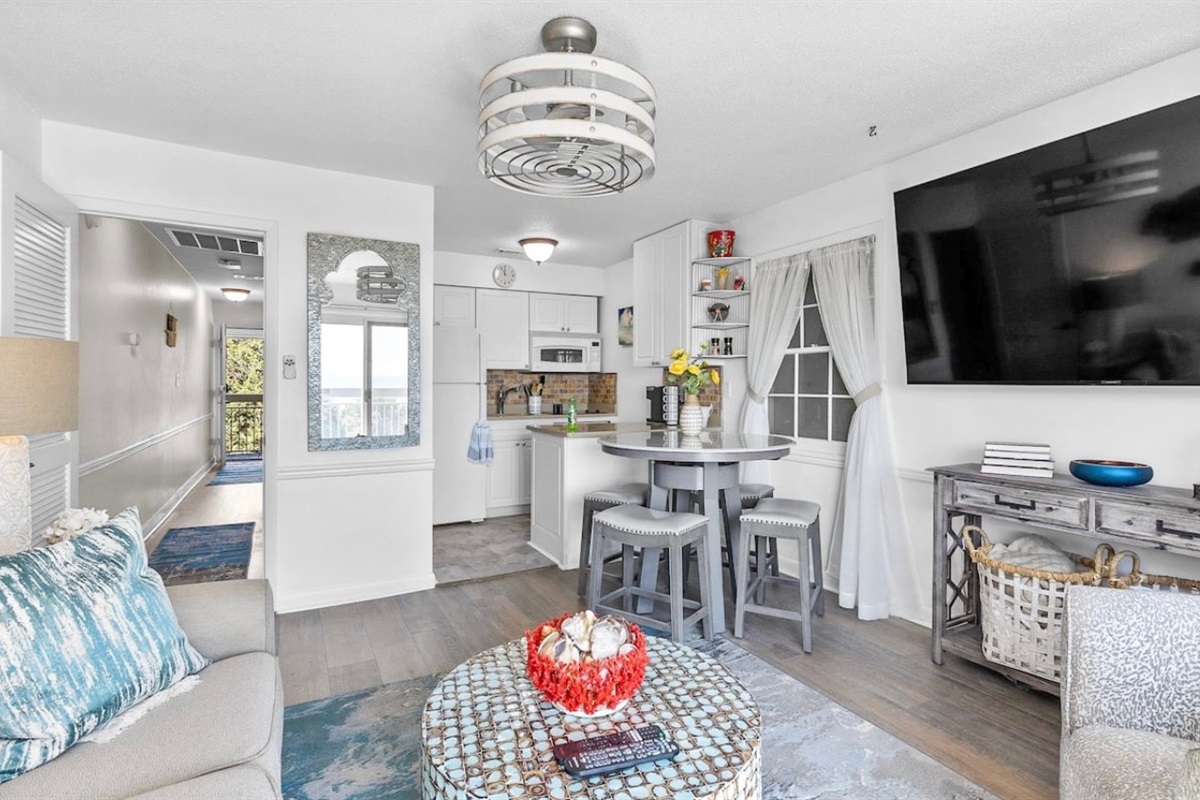 Living room Kitchen,  Breakers 324 Hilton Head