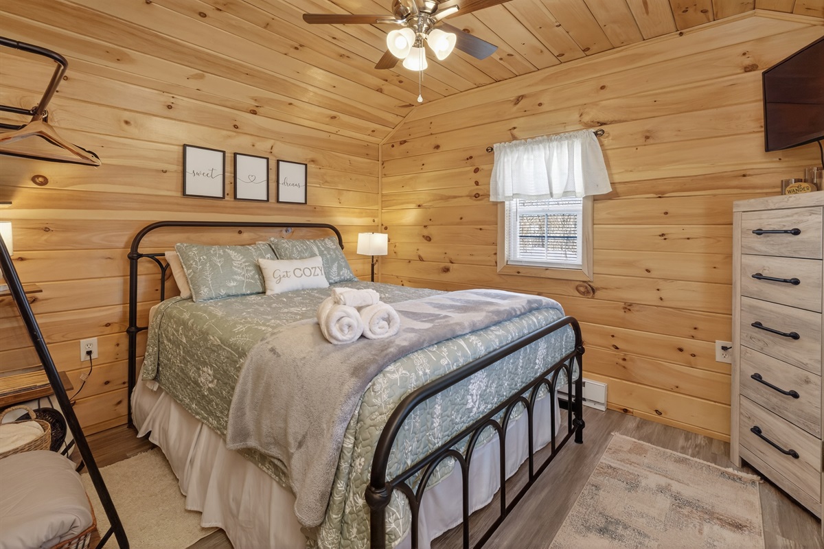 Tiny house Queen bedroom