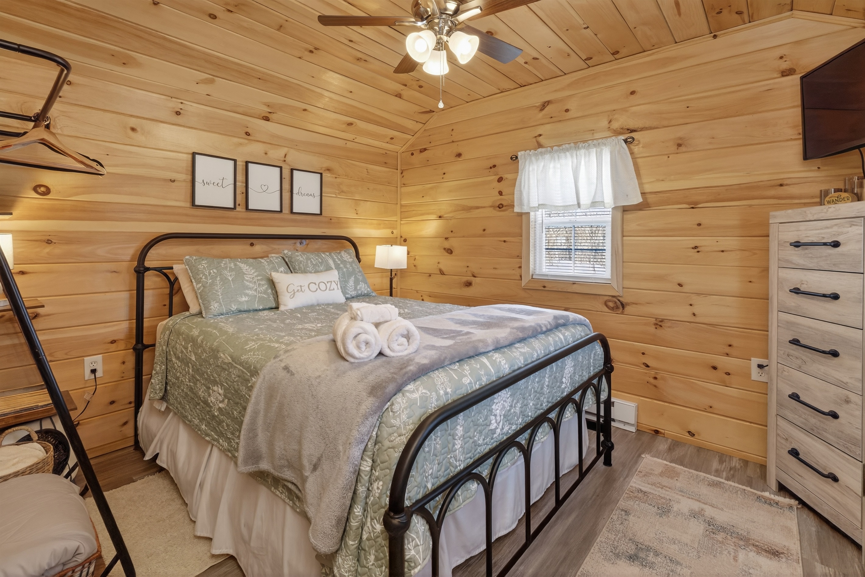 Tiny house Queen bedroom