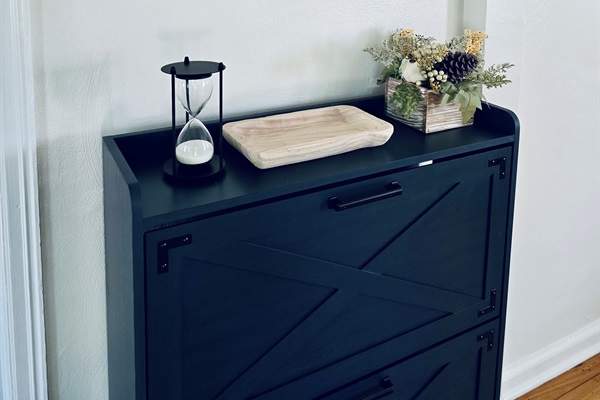 Time stands still (almost)—our entry table greets you with a key drop, a friendly sign, and an hourglass to mark the start of your stay.