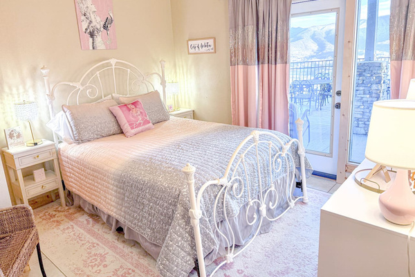 Dolly's Room at Tanasi Lodge: 1 queen bed
