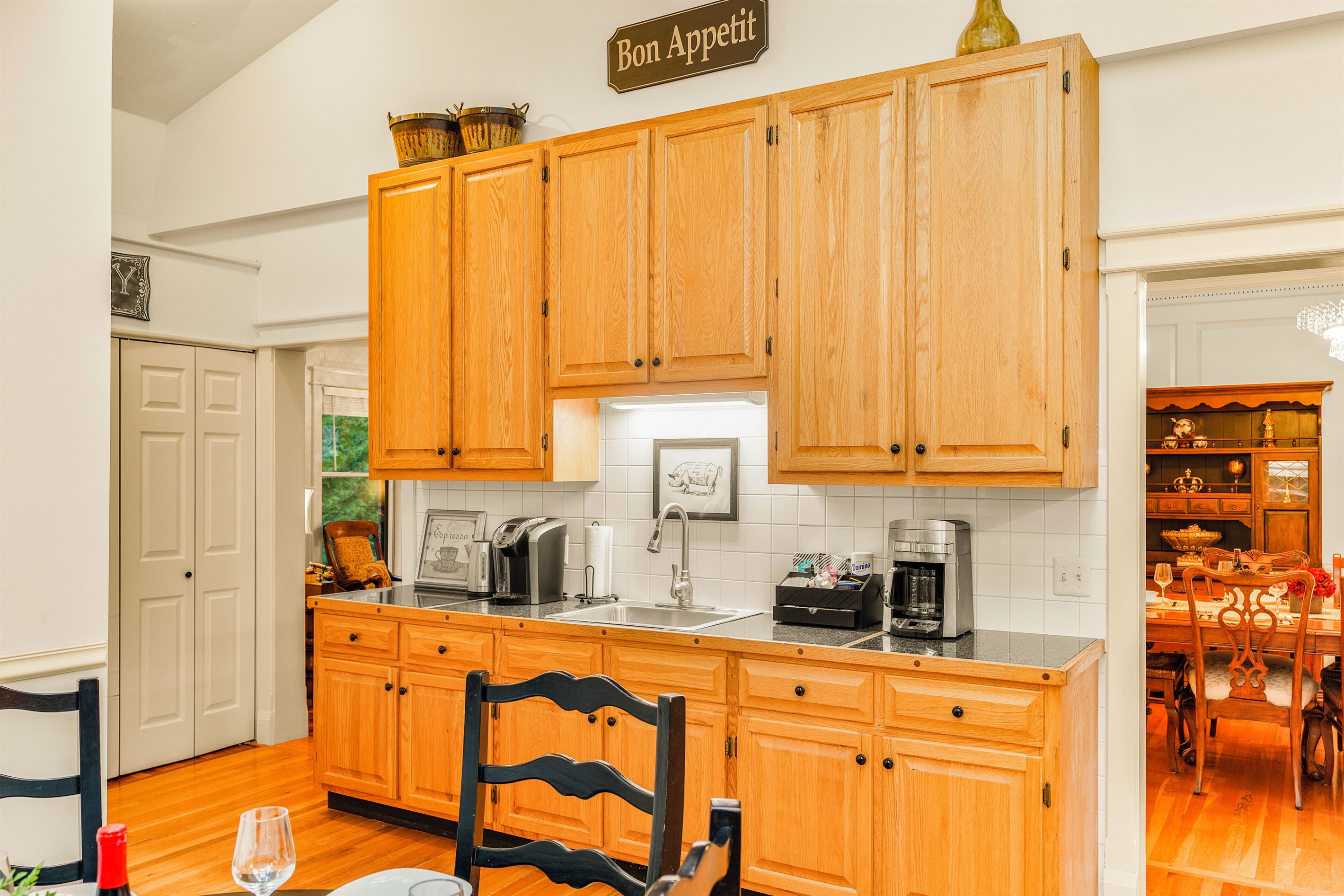 Fully stocked eat-in kitchen with table for 6
