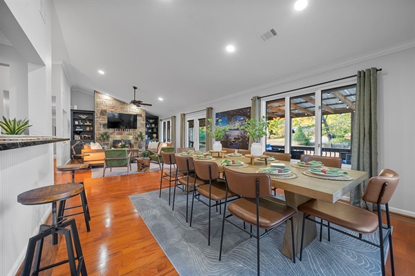Many windows flood the space with light and water views — Breakaway on Lake Hamilton