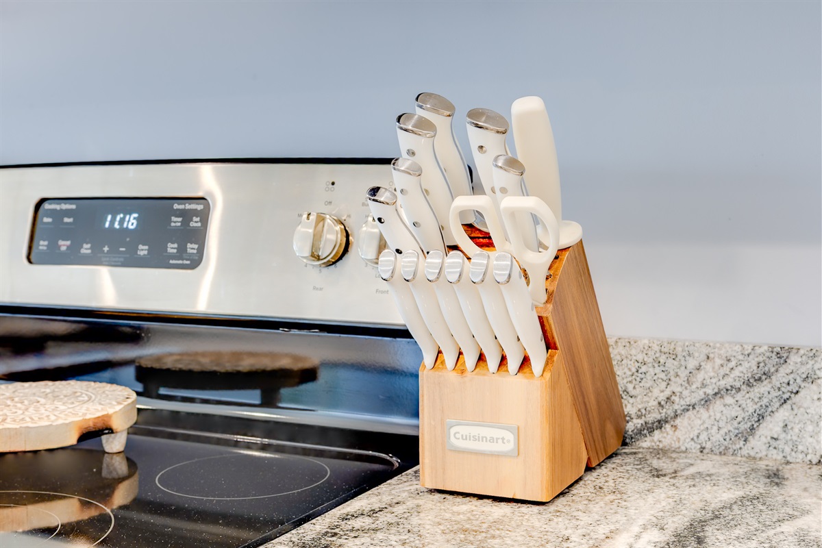Well-equipped kitchen with a full knife set, ready for everything from quick bites to full meals