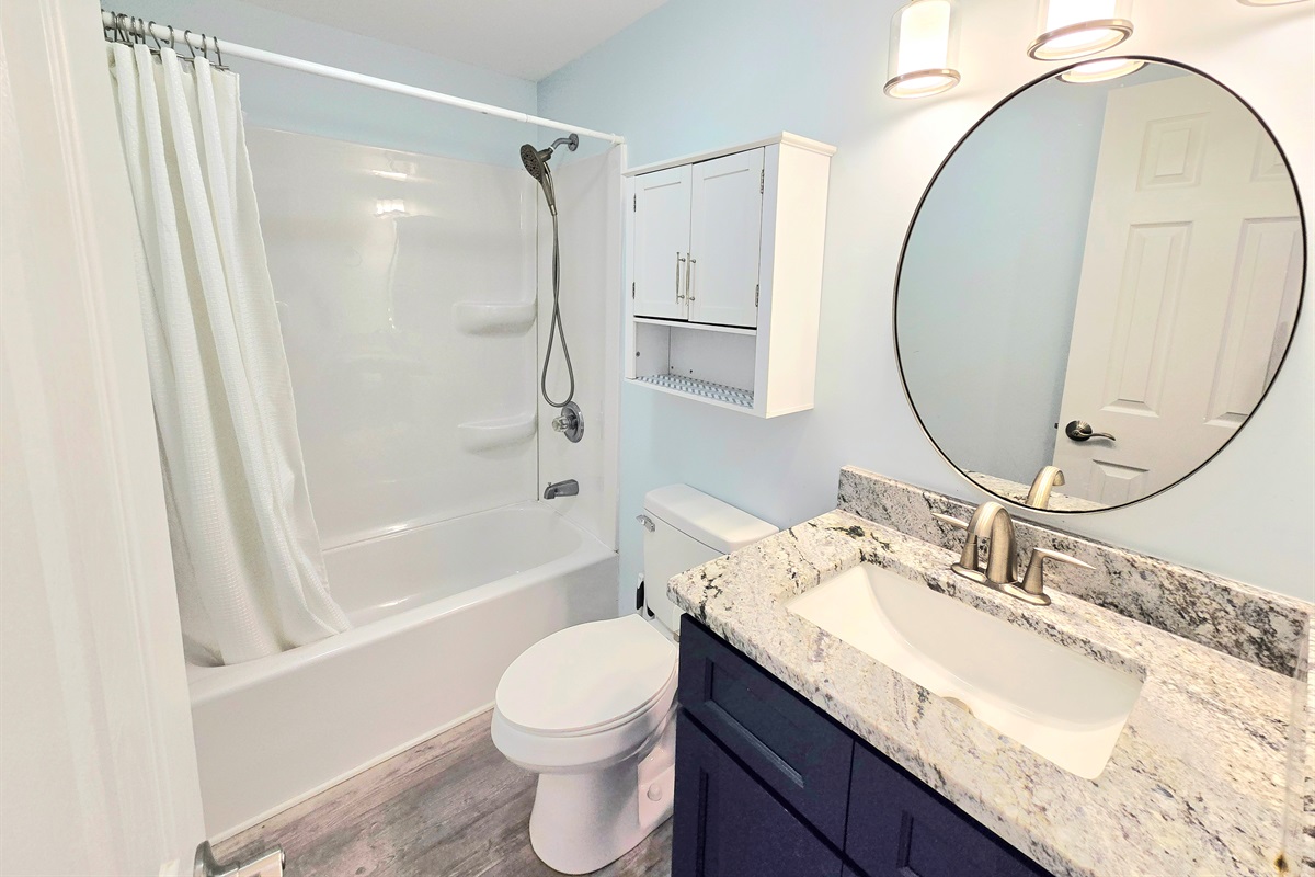 Full Bathroom 2 on Hallway