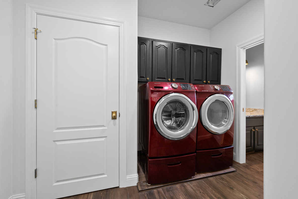 A full-size washer and dryer, complemented by generous cabinetry, provide added convenience for extended stays and family getaways.