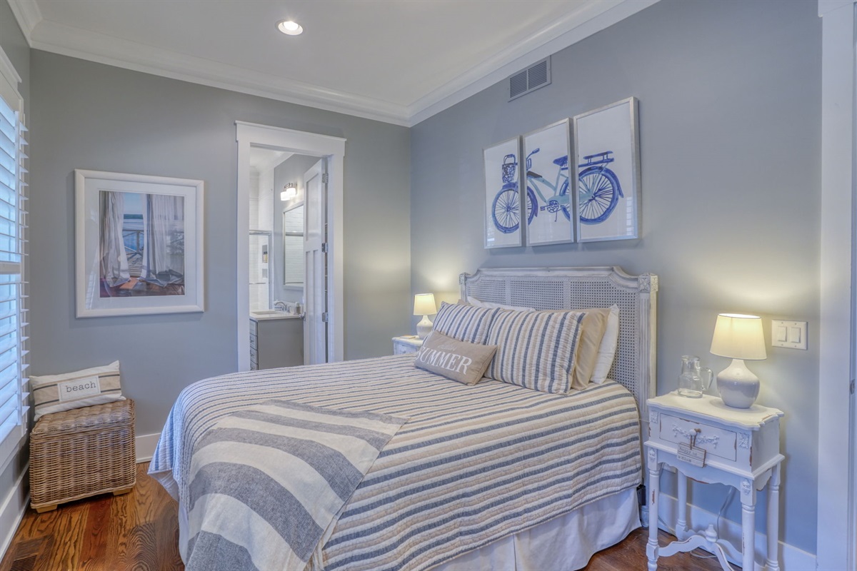 First-floor queen suite with private bath
