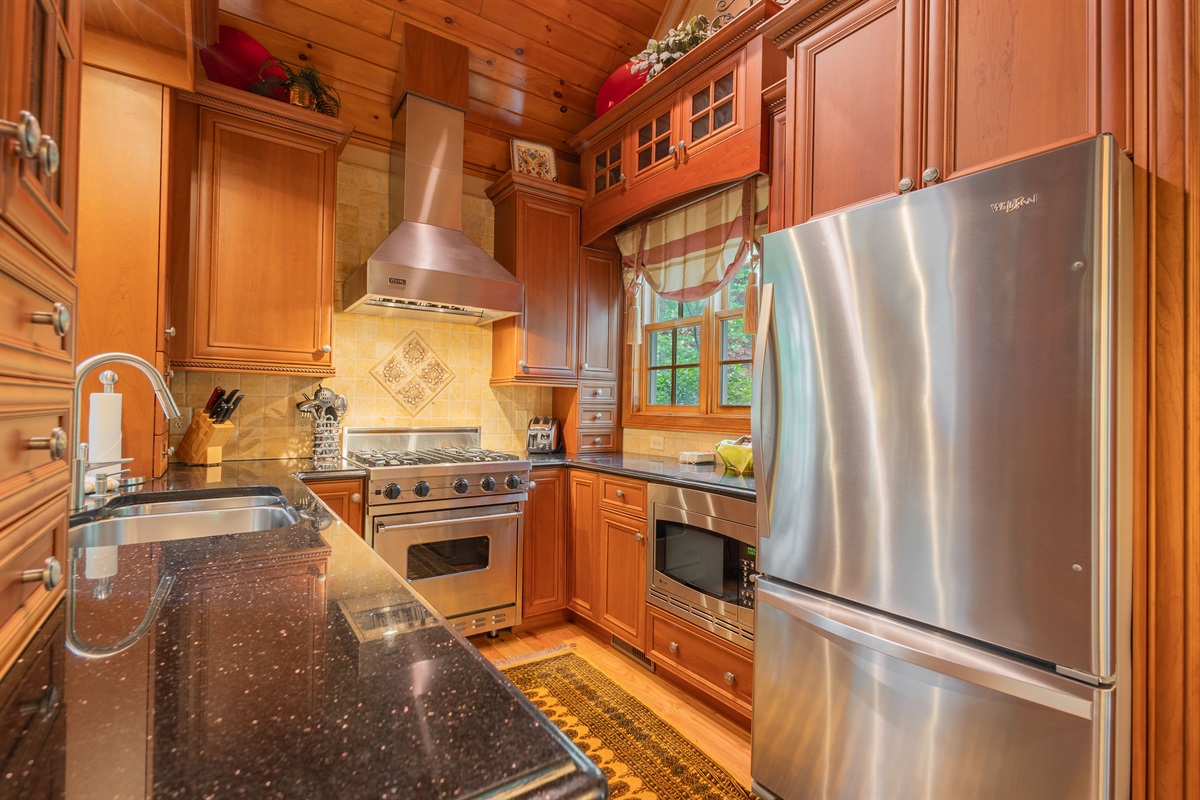 Whether you're brewing your morning coffee or cooking after a day exploring the mountains and lake, the kitchen offers both comfort and functionality - complete with a high-end Viking range.