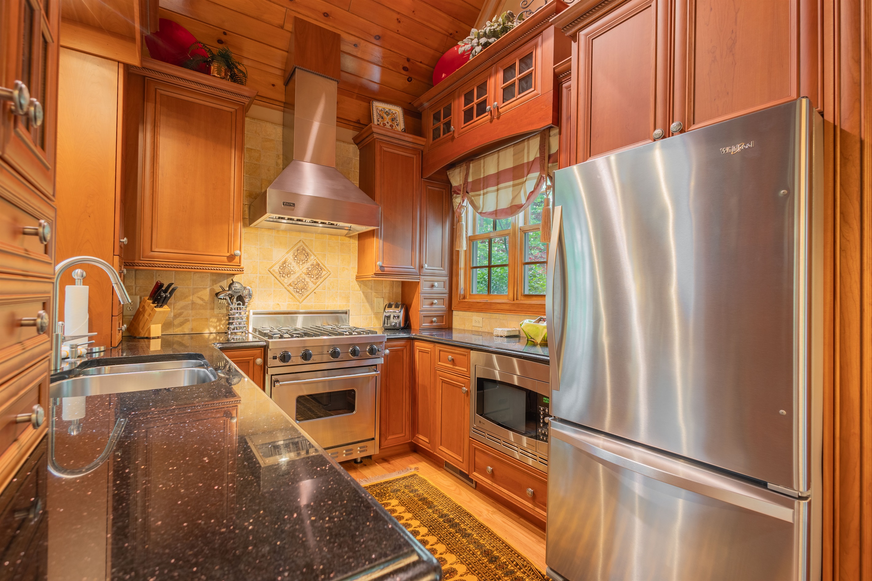 Whether you're brewing your morning coffee or cooking after a day exploring the mountains and lake, the kitchen offers both comfort and functionality - complete with a high-end Viking range.